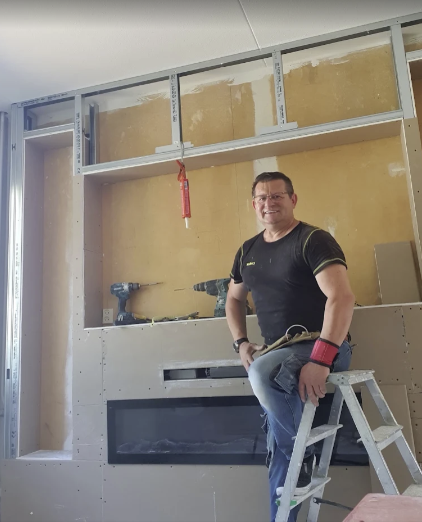 Robert aan het werk - maatwerk wandconstructie met haard in Eindhoven
